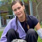 Bella Hadid bryter sammen i tårer mens hun beskriver diagnosen kronisk borreliose
