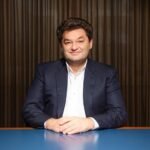 En ukrainsk oligark, hans elskerinne og sønn ble målrettet i et nøye planlagt angrep planlagt av en person som kjente bevegelsene hans, sier sikkerhetskilder.