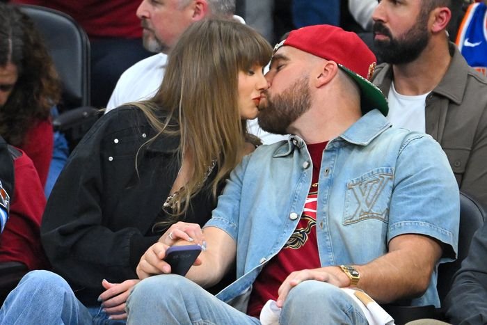 c70cb5a517afc5e9a443866f5aae6746d5-taylor-travis-kiss.rhorizontal.w700.jpg
