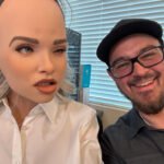 Jeg testet en robot på 125 000 dollar med silikonkjøtt. Vitsene hennes føltes mer menneskelige enn noe annet.