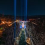 Den tørkerammede Hoover Dam bærer nå et stort amerikansk flagg