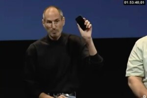 3243483-0-59650600-1790262264-steve-jobs-iphone-4-antennagate.jpg