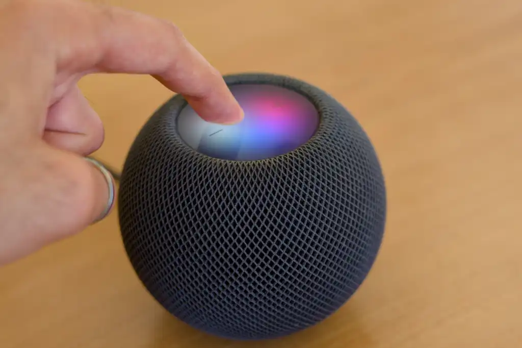 3244531-0-14855100-1790354372-Triggering-Siri-on-HomePod-mini.jpg
