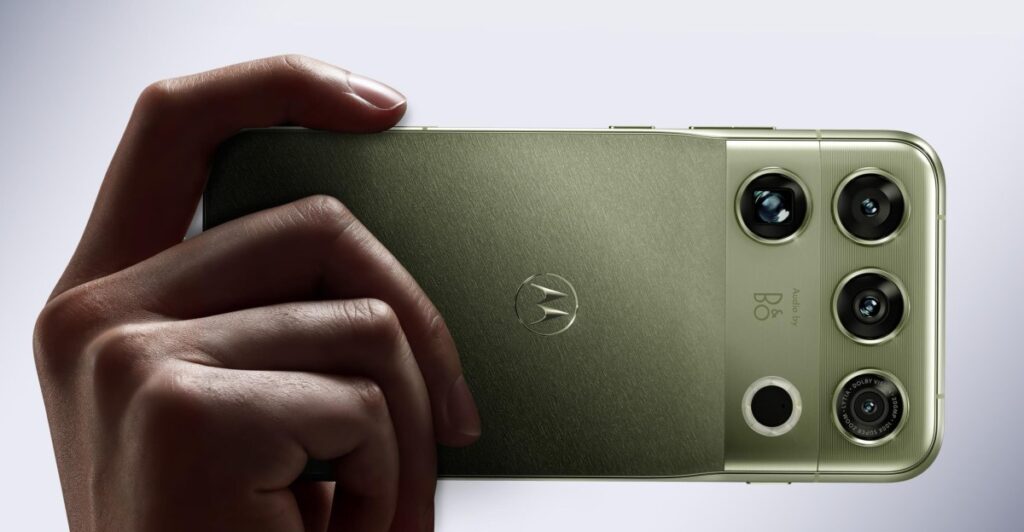 motorola-signature-27-green-hand.jpg