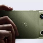 motorola-signature-27-green-hand.jpg
