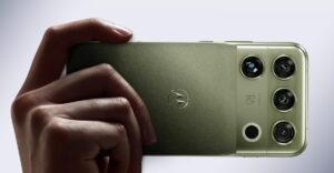 motorola-signature-27-green-hand.jpg