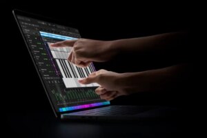 2931833-0-10942700-1793215685-Touchscreen-MacBook-Pro.jpg