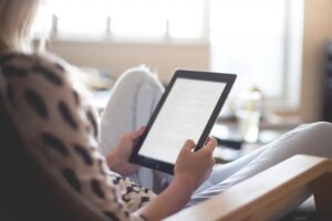 3245929-0-21814500-1791196221-kindle-1867751_1280.jpg