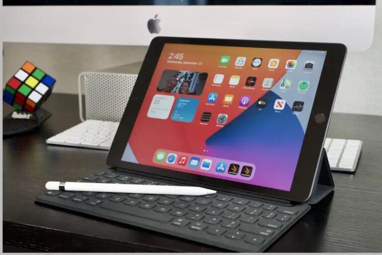 3249227-0-65556200-1790884565-ipad-8th-gen-keyboard-pencil.jpg