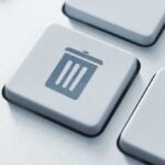 3261985-0-22080300-1792183545-Delete-Trash-button-on-a-white-keyboard-close-up.jpg
