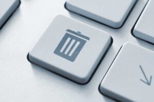 3261985-0-22080300-1792183545-Delete-Trash-button-on-a-white-keyboard-close-up.jpg