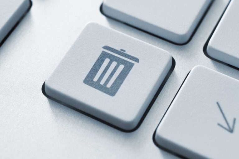 3261985-0-22080300-1792183545-Delete-Trash-button-on-a-white-keyboard-close-up.jpg